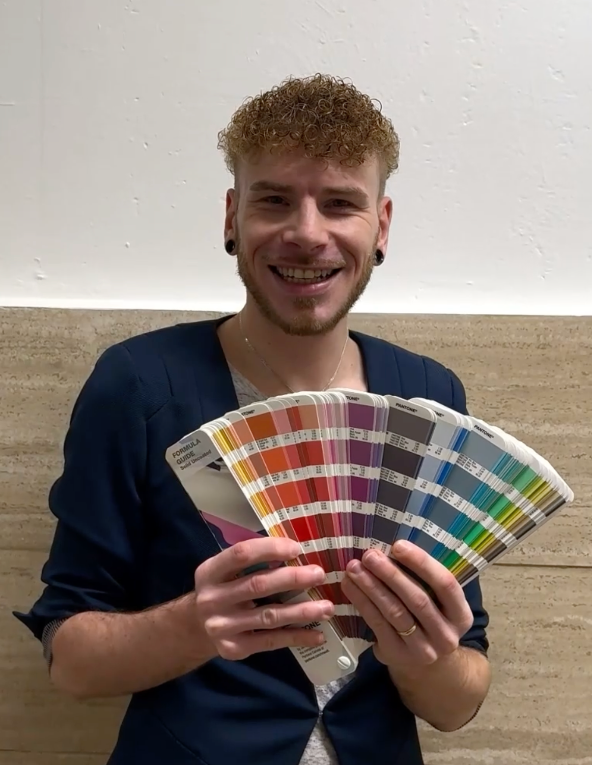 Benjamin Zandt mit Pantone Farbfächer