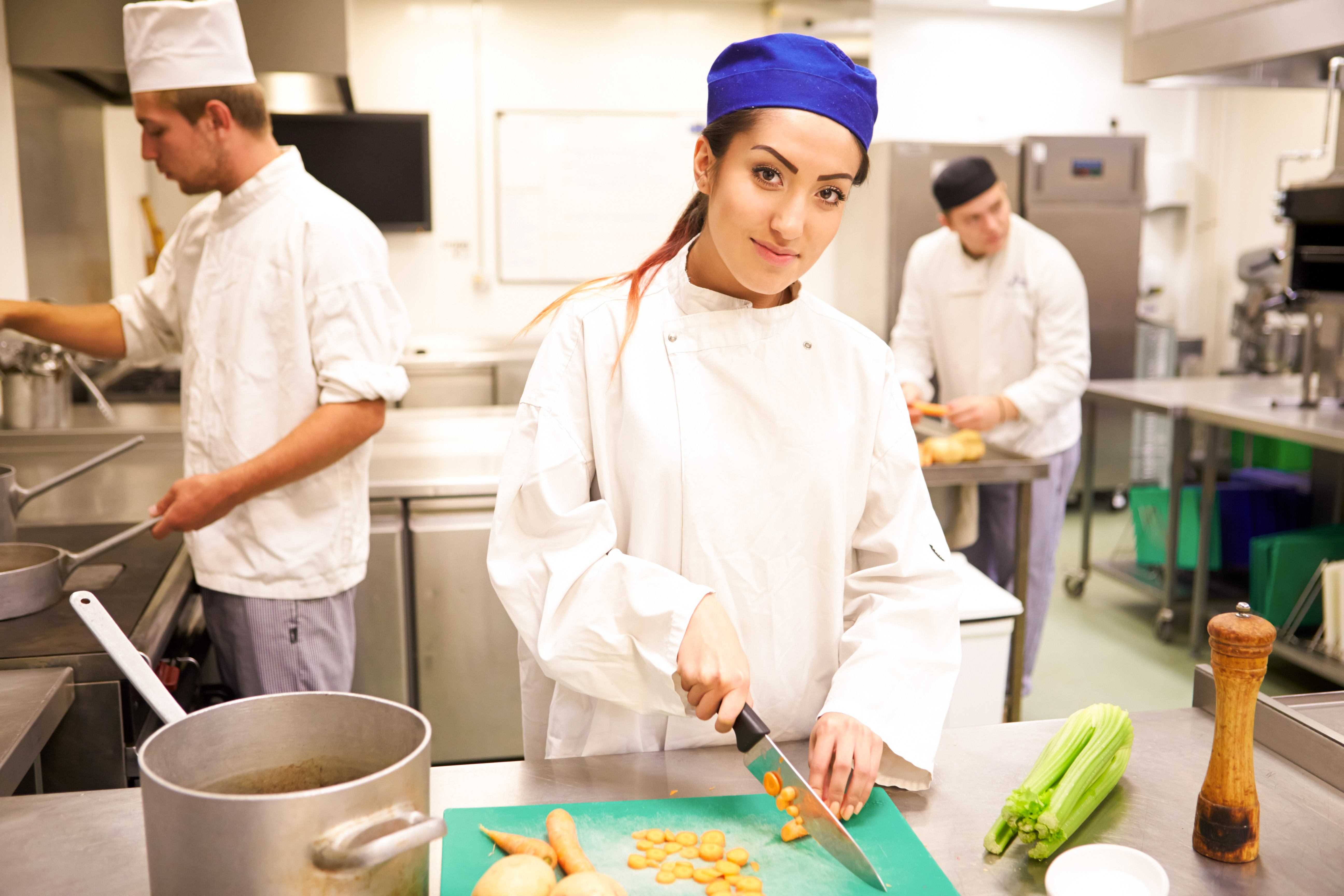 Schüler:innen beim Kochen und Zubereiten.